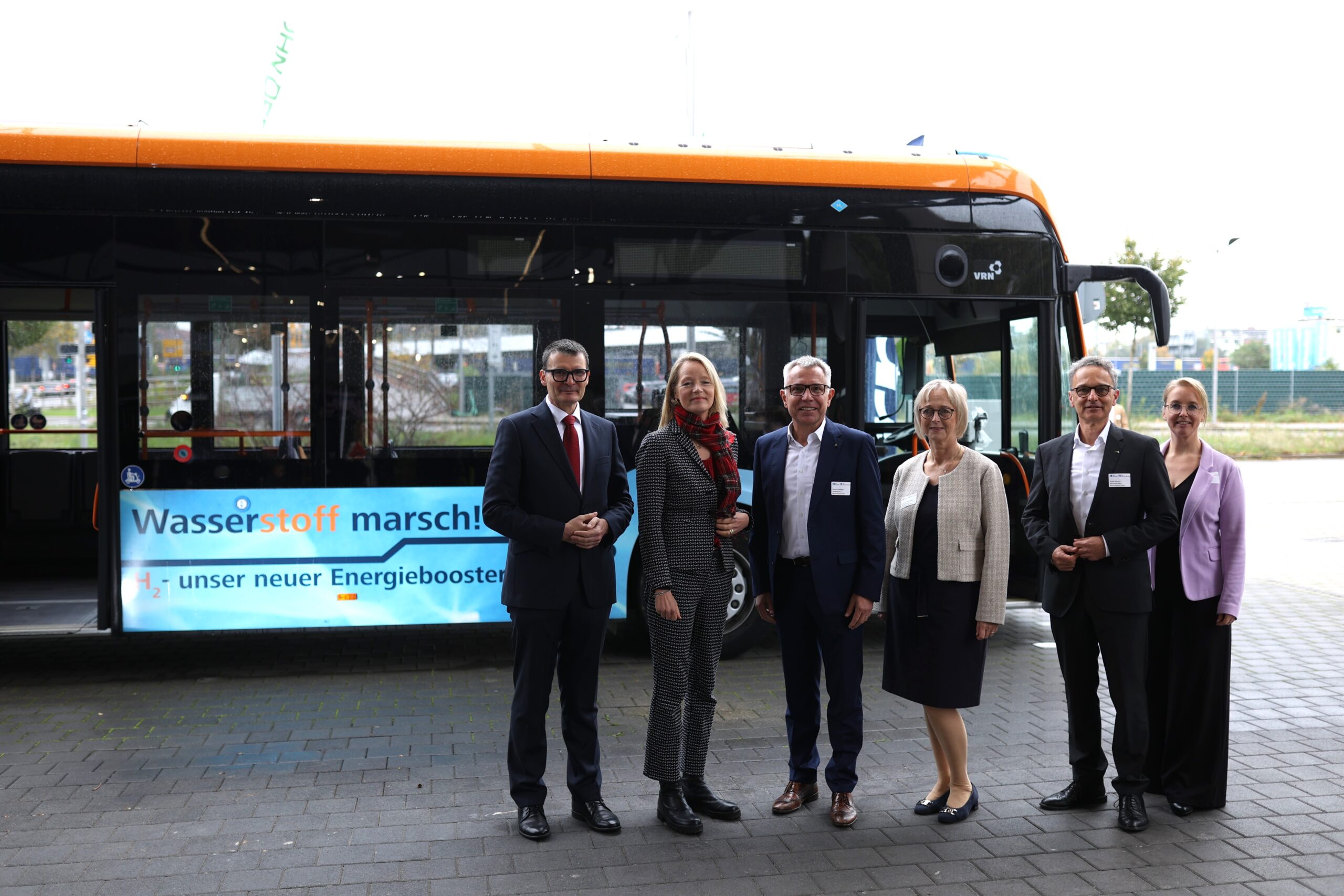 Regierungspräsident Mark Weinmeister übergibt den Genehmigungsbescheid an Dr. Jochen Ahn. Die Personen von links: Bürgermeister Benjamin Tschesnok (Stadt Hünfeld), Dr. Jochen Ahn (ABO Energy), Dr. Thomas Nietsch (ABO Energy), Regierungspräsident Mark Weinmeister (Regierungspräsidium Kassel) und Verfahrensleiter Christian Rippl (Regierungspräsidium Kassel).