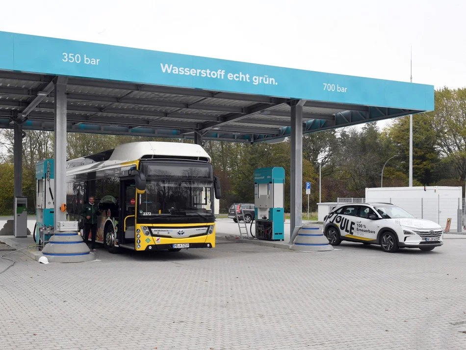 Regierungspräsident Mark Weinmeister übergibt den Genehmigungsbescheid an Dr. Jochen Ahn. Die Personen von links: Bürgermeister Benjamin Tschesnok (Stadt Hünfeld), Dr. Jochen Ahn (ABO Energy), Dr. Thomas Nietsch (ABO Energy), Regierungspräsident Mark Weinmeister (Regierungspräsidium Kassel) und Verfahrensleiter Christian Rippl (Regierungspräsidium Kassel).