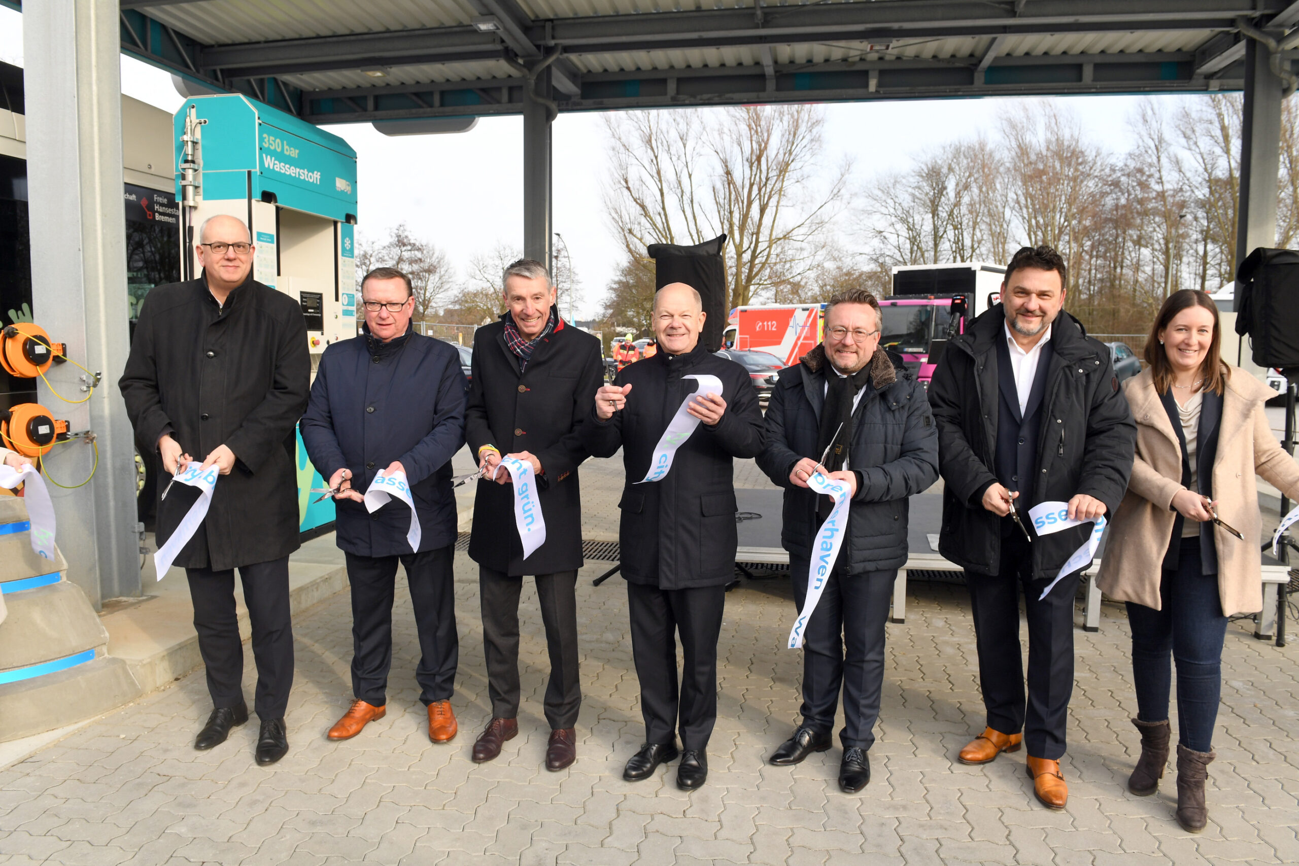 Regierungspräsident Mark Weinmeister übergibt den Genehmigungsbescheid an Dr. Jochen Ahn. Die Personen von links: Bürgermeister Benjamin Tschesnok (Stadt Hünfeld), Dr. Jochen Ahn (ABO Energy), Dr. Thomas Nietsch (ABO Energy), Regierungspräsident Mark Weinmeister (Regierungspräsidium Kassel) und Verfahrensleiter Christian Rippl (Regierungspräsidium Kassel).